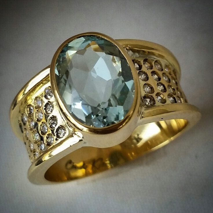 Vintage Hollow Inlaid Crystal Blue Gold Ring