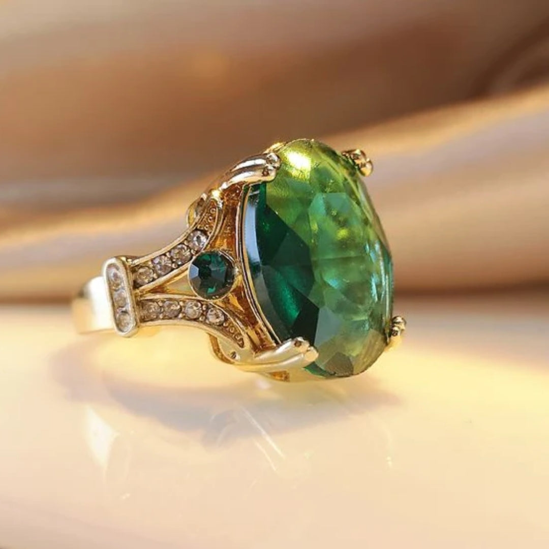 Vintage Green Stone Gold Ring