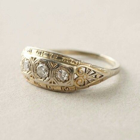 Vintage Small Zirconia Gold Ring