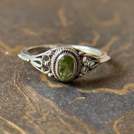 Vintage Green Stone Silver Ring