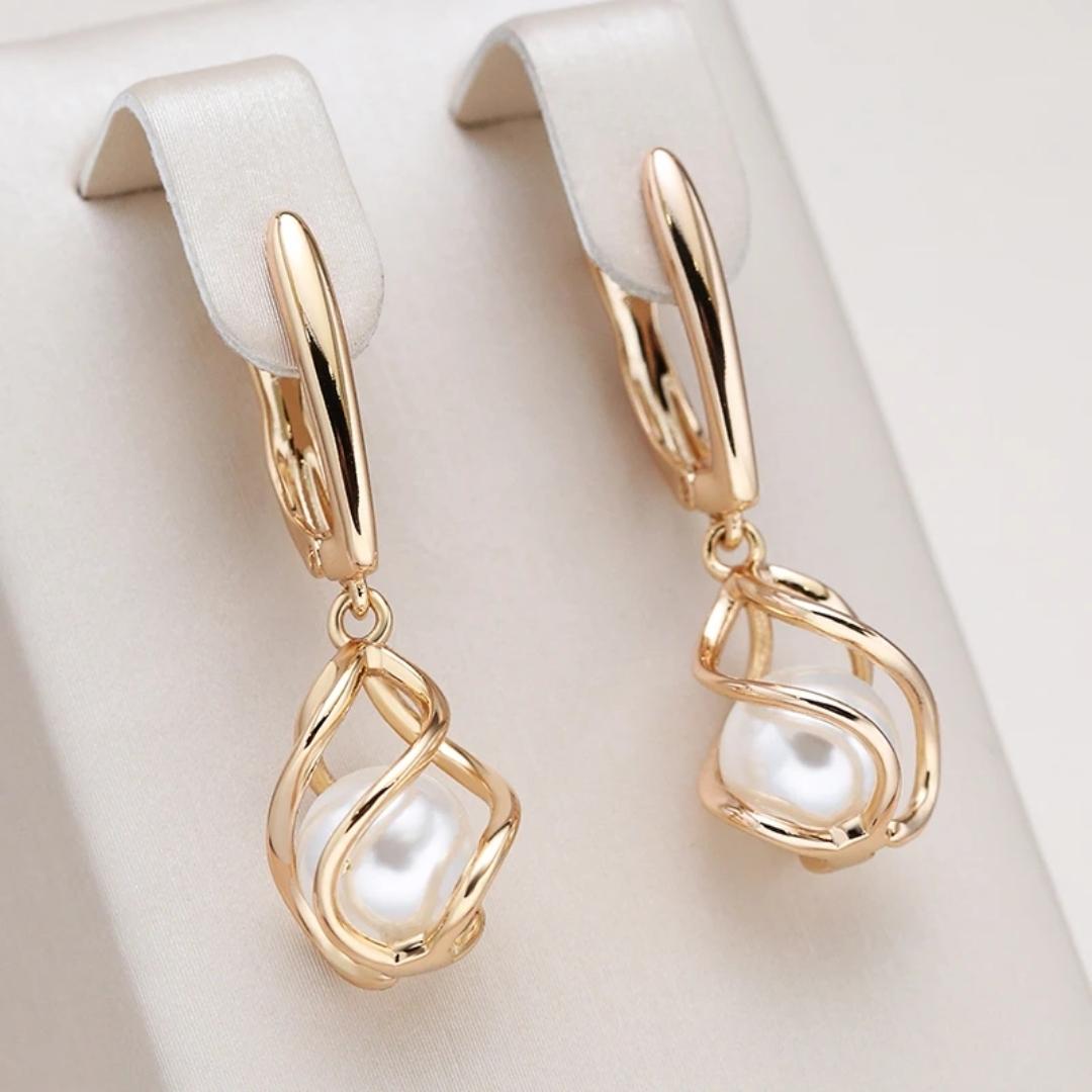 Elegant Pearl Earrings in Gold