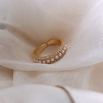 Luxury Ring in Gold and Pearls