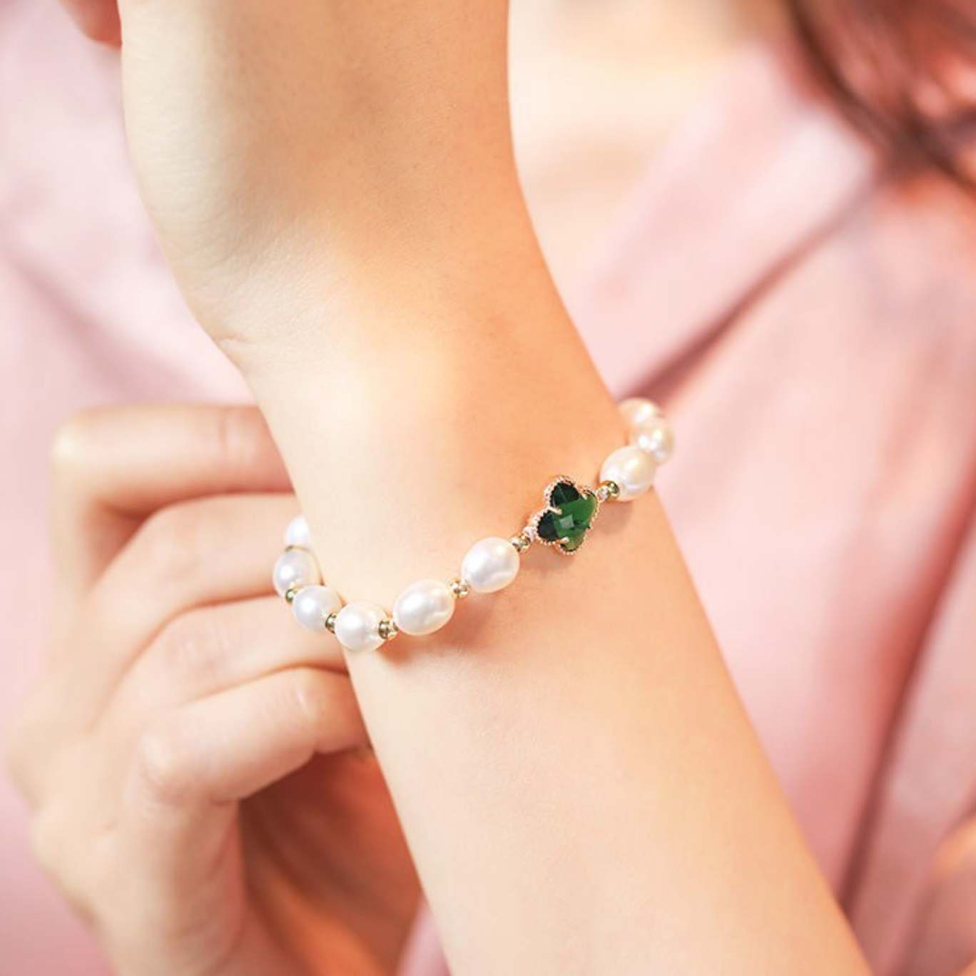 Emerald Cloverleaf Bracelet with Emerald and Pearls in Gold