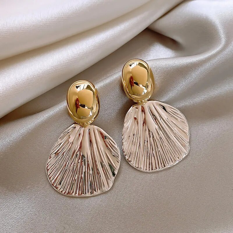 Elegant Shell Golden Earrings