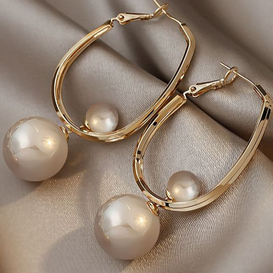 Elegant Golden Circle Pearl Earrings