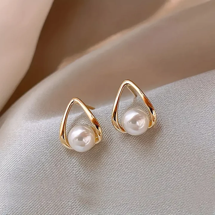 Elegant Hollow Triangle Pearl Earrings